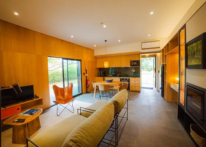 Дом отдыха Caloura Suite Калора