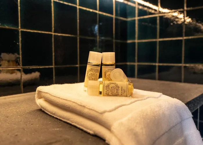 Дом отдыха Caloura Suite Калора